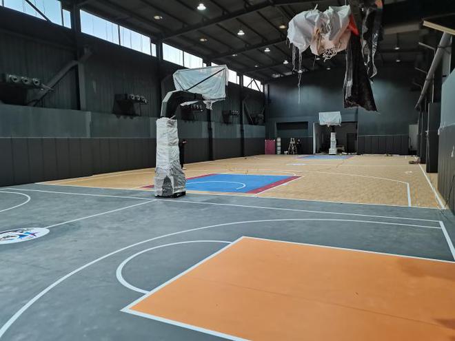 篮球场合胶打制高品格的体育场地
